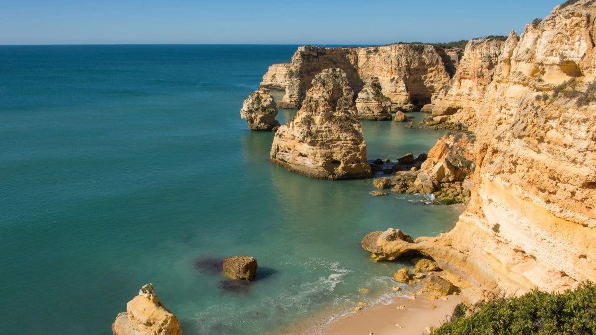 Praia da Marinha – Breathtaking view of Praia da Marinha, one of Algarve’s most stunning beaches, with limestone cliffs and clear blue waters.