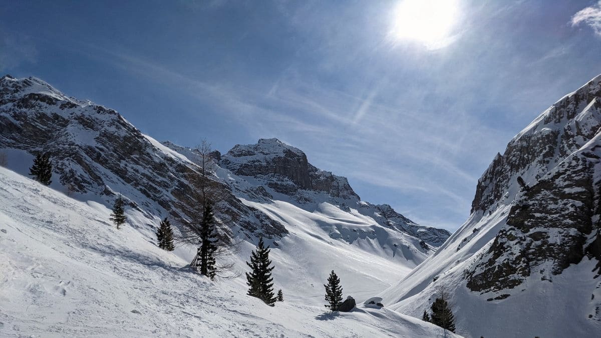Scenic hiking trail through Sertig Valley near Davos, Switzerland, surrounded by dramatic mountain peaks, lush green meadows, and charming wooden chalets. A hidden gem for nature lovers and outdoor adventurers.