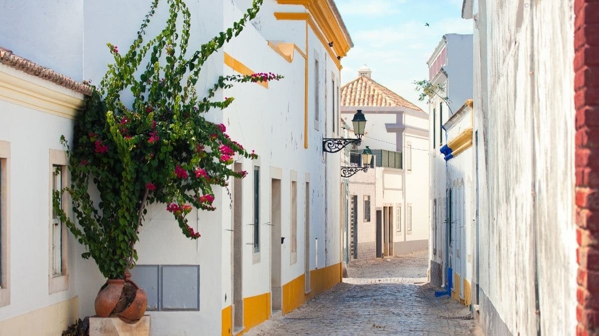 A picturesque street in Faro’s historic Old Town, with cobbled paths and whitewashed buildings.