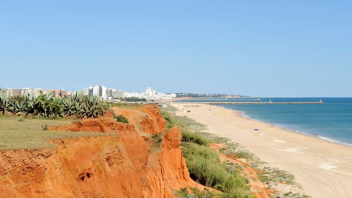 Praia da Falésia - a picture of the long beach line with the red cliffs 