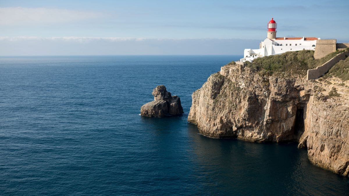 Cabo de São Vicente Lighthouse – A historic lighthouse perched on rugged cliffs at Europe’s southwesternmost point.