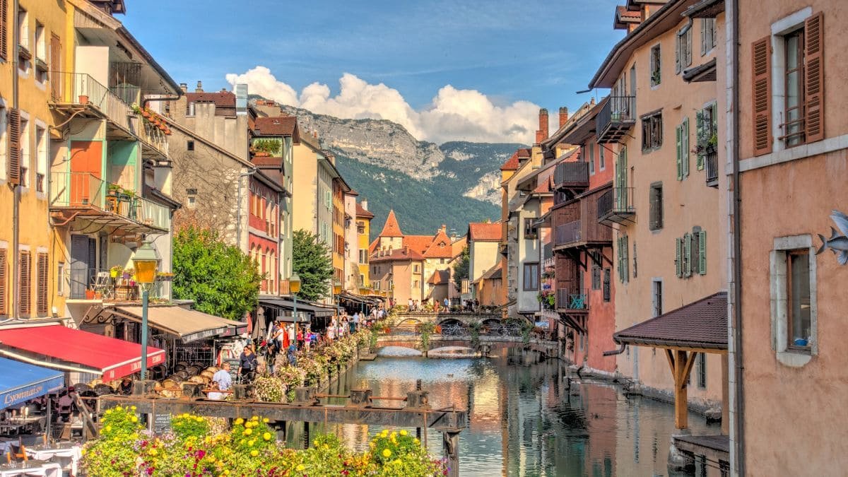 Canals and pastel-colored houses in Annecy, France, known as the Venice of the Alps – a picturesque day trip from Geneva.