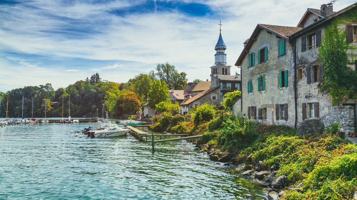 Cobbled streets and floral balconies in the medieval French village of Yvoire, overlooking Lake Geneva – a charming day trip from Geneva.