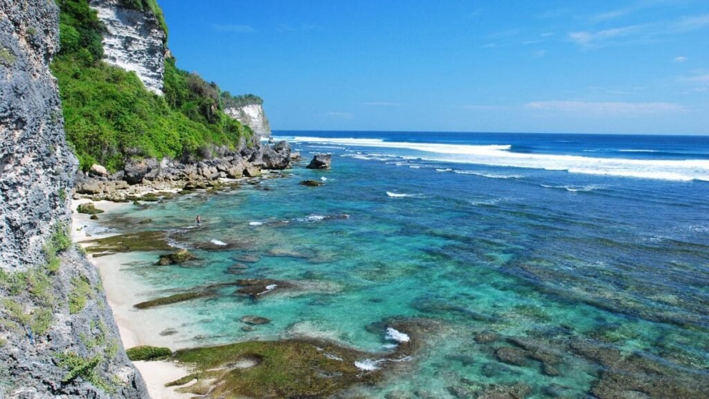 Uluwatu Beach Bali (Suluban Beach) – Surfers’ Paradise