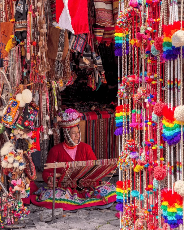Colorful marekt in Ollayntatambo, Peru